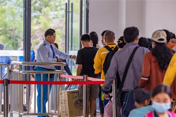 澜沧号通过站台只要7秒，他是这座小站唯一的中国籍职工