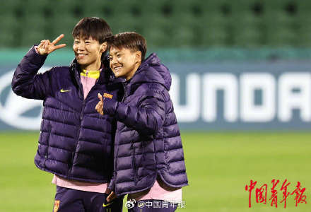 女足姑娘小组赛前踩场状态轻松