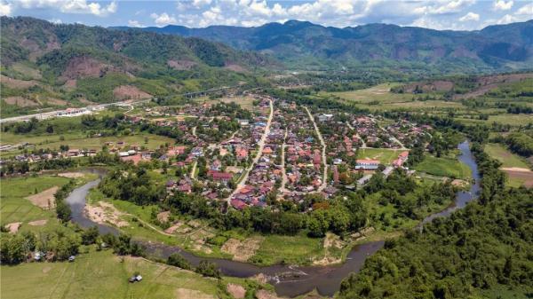 澜沧号通过站台只要7秒，他是这座小站唯一的中国籍职工