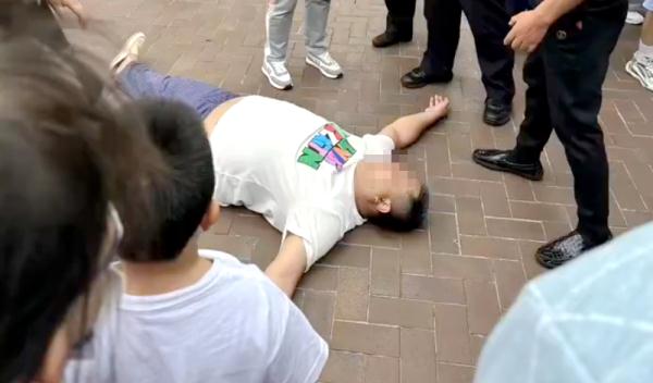 向大熊猫吐水、长城上刻名字？今年至少14人被景区“拉黑”！