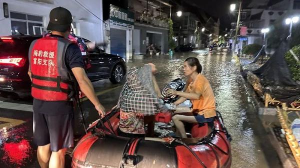 车辆被淹、水位暴涨！台风“杜苏芮”已加强 强降雨&强对流，今日继续！