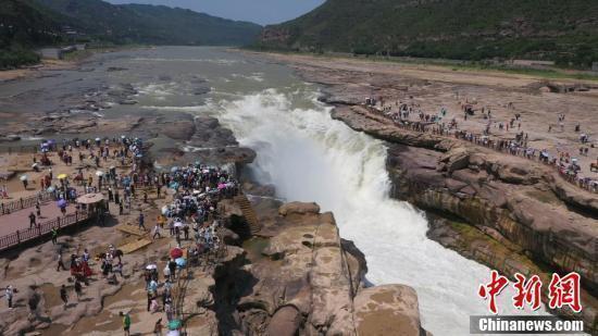 黄河壶口瀑布现清流飞瀑景观