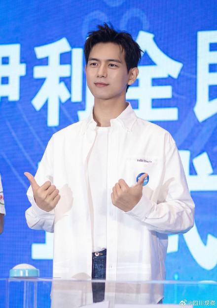 尖叫连连!李现跳霹雳舞好可爱 尖叫连连!李现跳霹雳舞好可爱