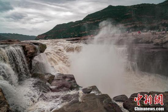 黄河壶口瀑布现清流飞瀑景观