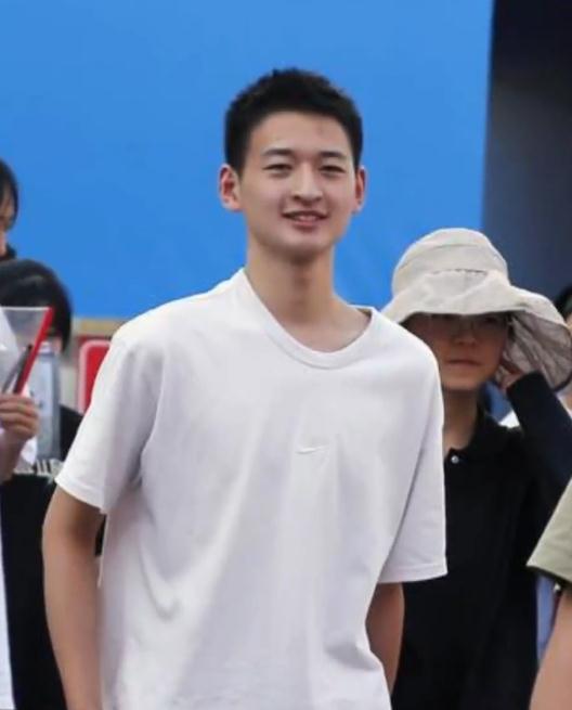 汶川地震“敬礼娃娃”郎铮被北大录取,他选择了这一专业→ 汶川地震“敬礼娃娃”郎铮被北大录取,他选择了这一专业→