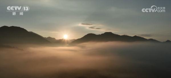 雨后初晴流光溢 云海日出景观美如画 雨后初晴流光溢 云海日出景观美如画