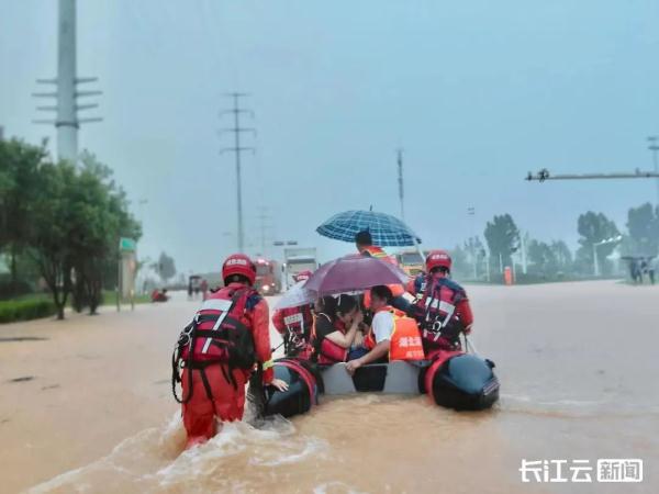 湖北咸宁暴雨引发内涝！局地水深2米，积水严重导致居民被困
