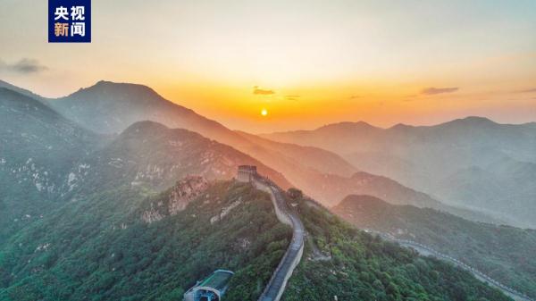 八达岭长城今晨现壮美云海 宛若金色游龙