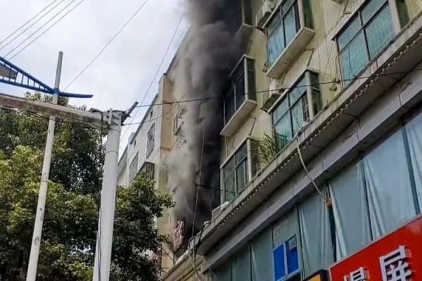 孙子“送”爷爷暑假大礼包：把房烧了