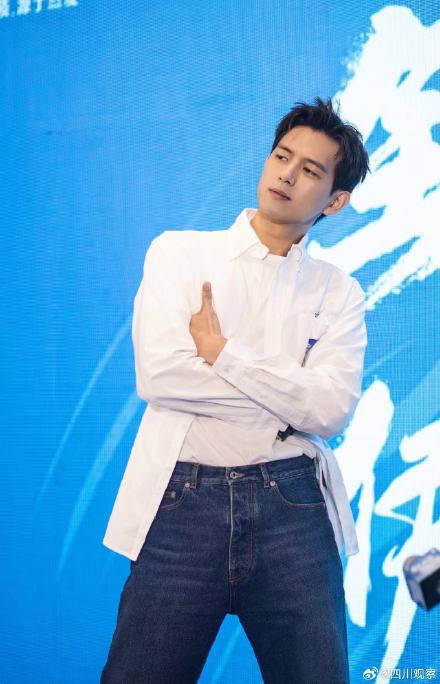 尖叫连连!李现跳霹雳舞好可爱 尖叫连连!李现跳霹雳舞好可爱