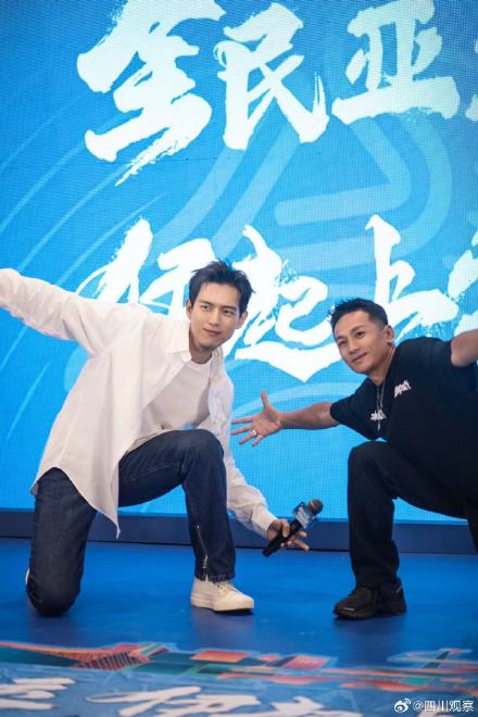 尖叫连连!李现跳霹雳舞好可爱 尖叫连连!李现跳霹雳舞好可爱