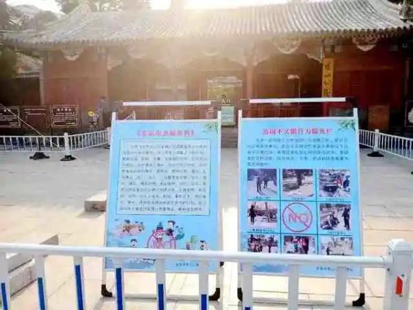 向大熊猫吐水、长城上刻名字？今年至少14人被景区“拉黑”！