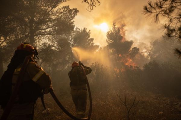 希腊高温大火 上万游客疏散