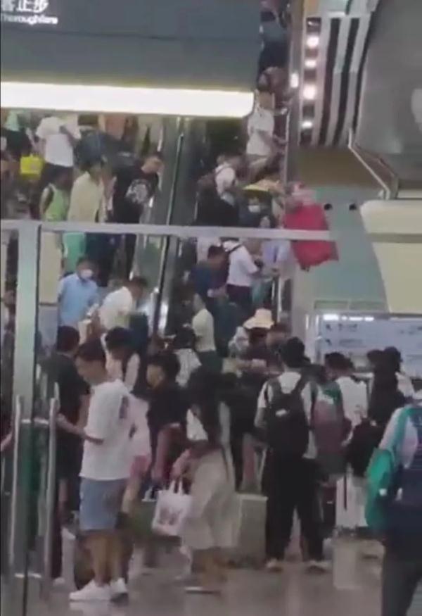网传广州南站扶梯拥挤，旅客翻下扶梯！广州南站回应→