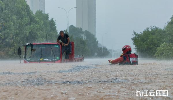 湖北咸宁暴雨引发内涝！局地水深2米，积水严重导致居民被困