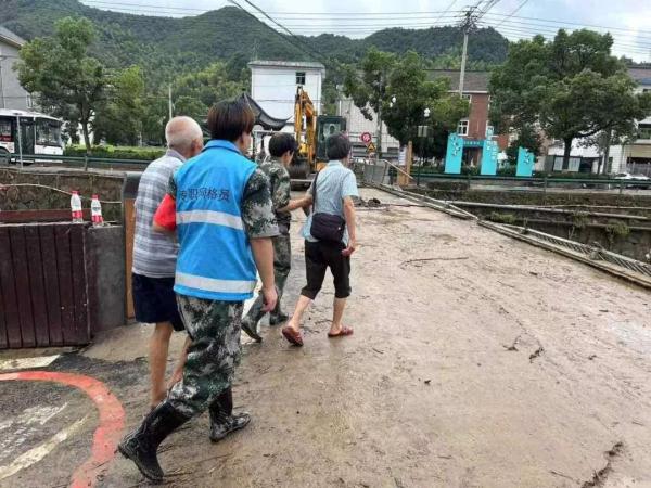 连夜驰援，已转移1100多人！富阳遭遇罕见短时局地暴雨，最新情况→