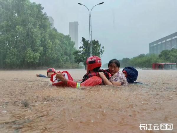 湖北咸宁暴雨引发内涝！局地水深2米，积水严重导致居民被困