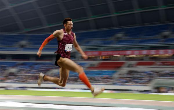 全国田径锦标赛：朱亚明、王峥雨中夺冠