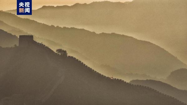 八达岭长城今晨现壮美云海 宛若金色游龙