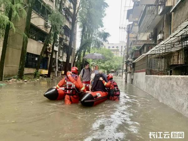 湖北咸宁暴雨引发内涝！局地水深2米，积水严重导致居民被困