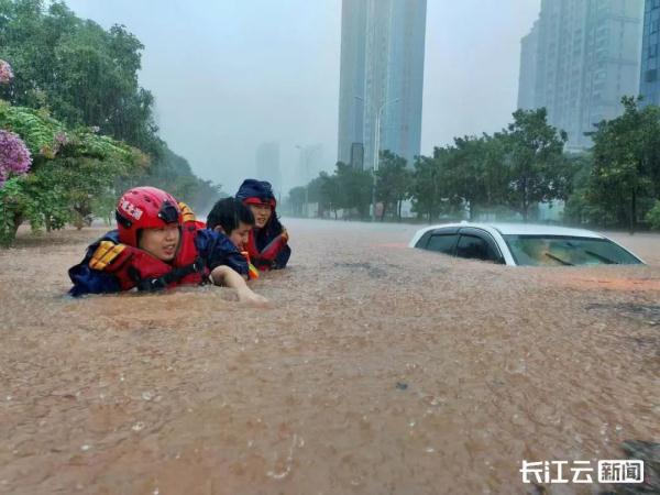 湖北咸宁暴雨引发内涝！局地水深2米，积水严重导致居民被困