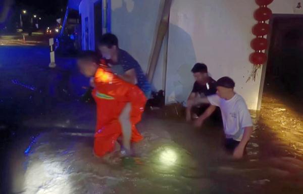 车辆被淹、水位暴涨！台风“杜苏芮”已加强 强降雨&强对流，今日继续！