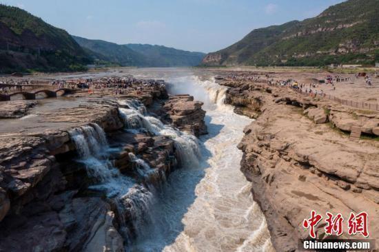 黄河壶口瀑布现清流飞瀑景观