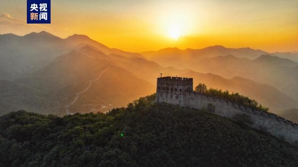 八达岭长城今晨现壮美云海 宛若金色游龙