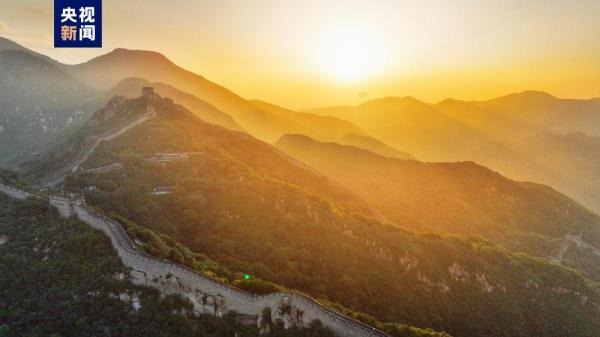八达岭长城今晨现壮美云海 宛若金色游龙