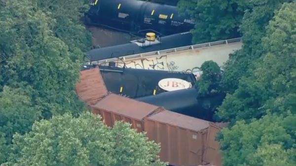 美国又现火车脱轨事故:11节车厢脱轨 车上载有油漆溶剂 美国又现火车脱轨事故:11节车厢脱轨 车上载有油漆溶剂