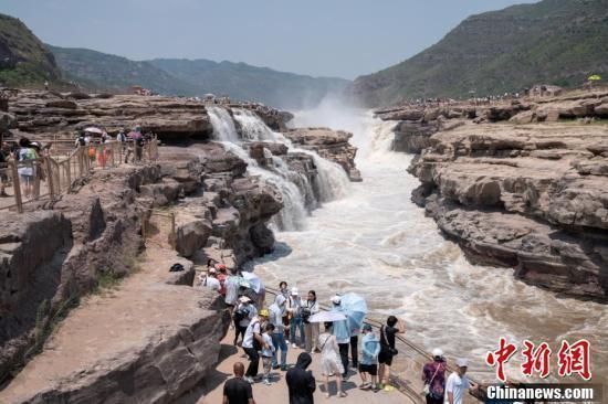 黄河壶口瀑布现清流飞瀑景观