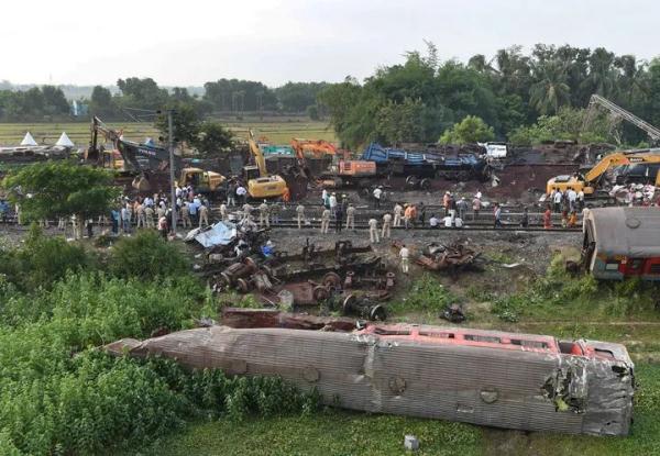 三列火车相撞！295人死亡!事故原因公布