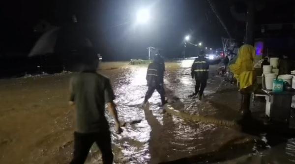 车辆被淹、水位暴涨！台风“杜苏芮”已加强 强降雨&强对流，今日继续！