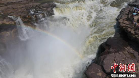 黄河壶口瀑布现清流飞瀑景观