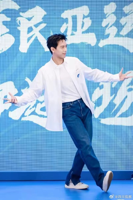 尖叫连连!李现跳霹雳舞好可爱 尖叫连连!李现跳霹雳舞好可爱