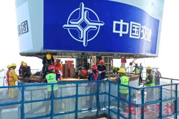 滹沱河特大桥主塔成功封顶