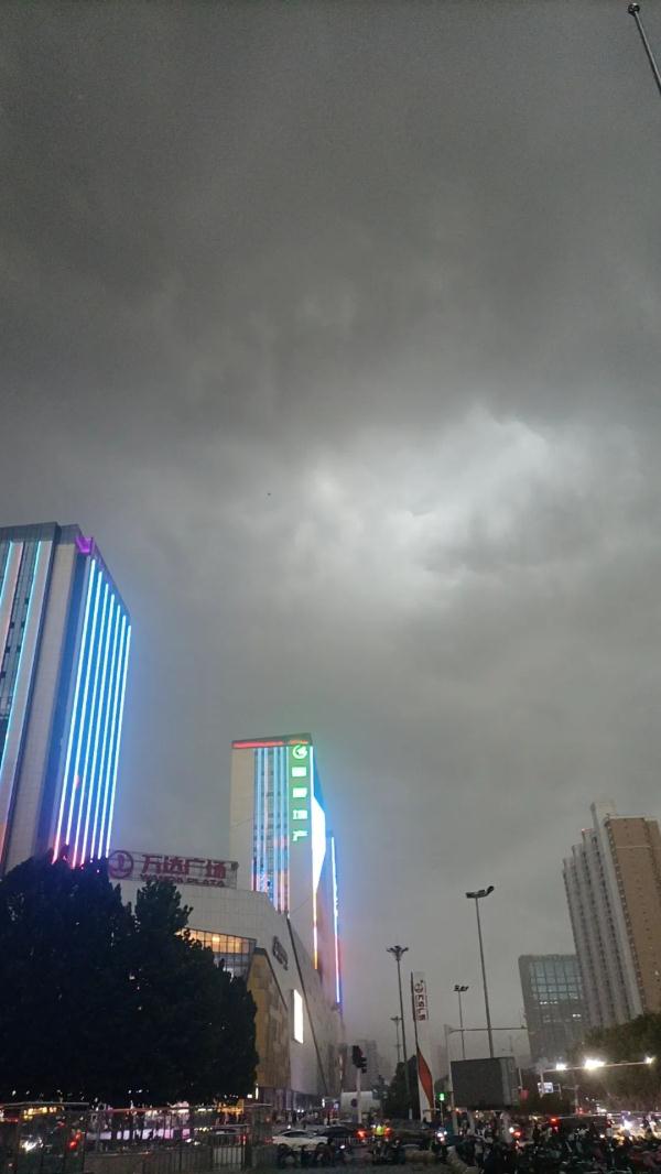 石家庄狂风大雨！河北冰雹+暴雨发货中→