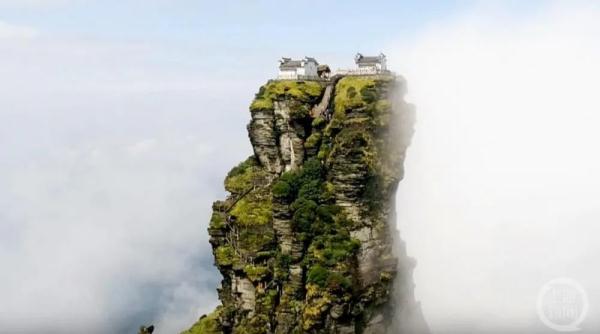 梵净山金顶青瓦白墙被刷成红色?景区否认:是光源的问题 梵净山金顶青瓦白墙被刷成红色?景区否认:是光源的问题