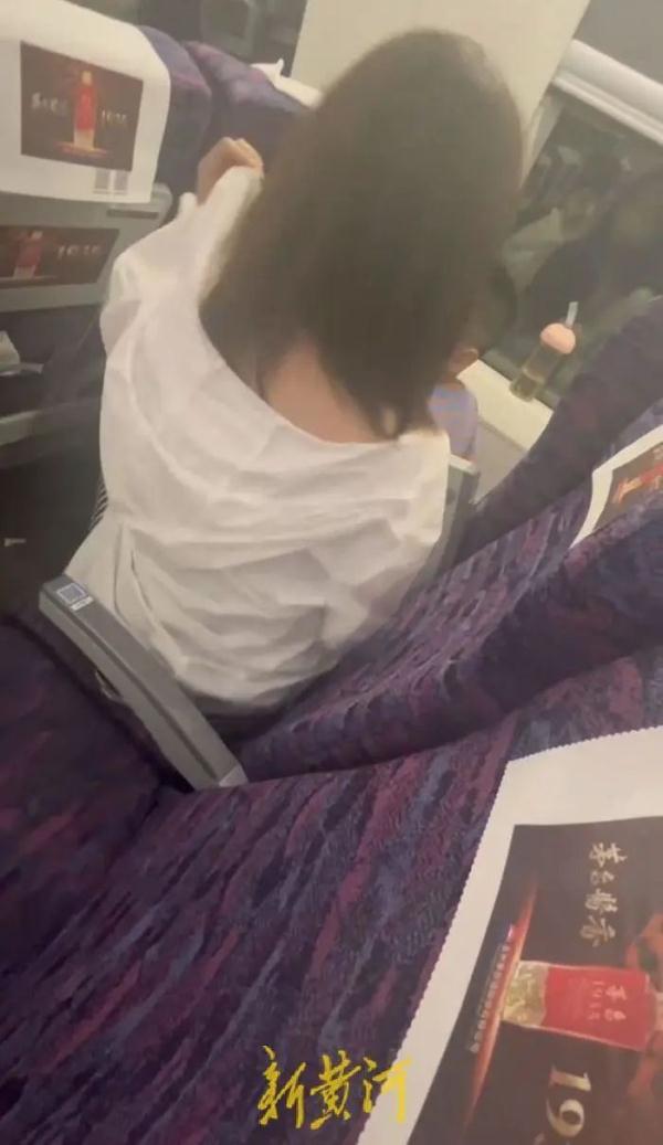 女子坐高铁被8岁男孩开水烫伤,家长拒不道歉 女子坐高铁被8岁男孩开水烫伤,家长拒不道歉