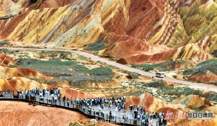 张掖七彩丹霞景区旅游热度不减 张掖七彩丹霞景区旅游热度不减