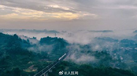 高铁如轻舟 已过万重山
