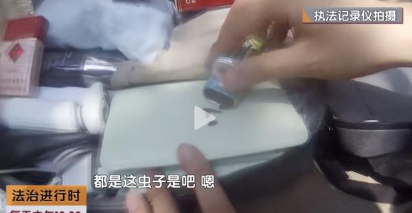 就餐时口含虫子,这男子真够“刑”的 就餐时口含虫子,这男子真够“刑”的