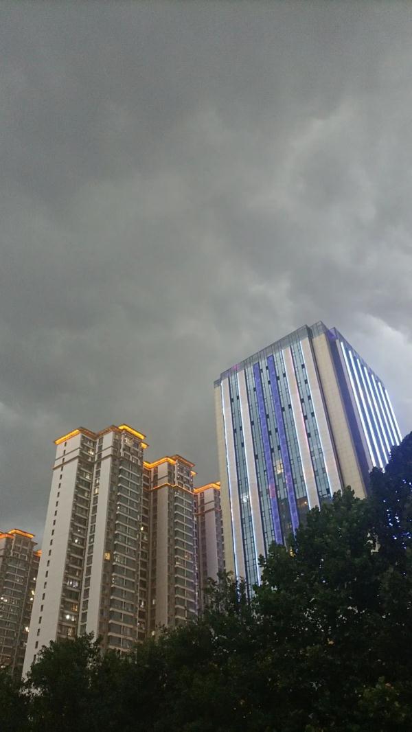 石家庄狂风大雨！河北冰雹+暴雨发货中→