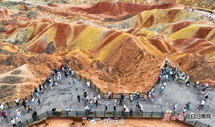 张掖七彩丹霞景区旅游热度不减 张掖七彩丹霞景区旅游热度不减