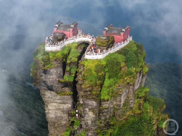 梵净山红云金顶外墙被刷成红色?景区否认:没重新上色,是光源的问题 梵净山红云金顶外墙被刷成红色?景区否认:没重新上色,是光源的问题