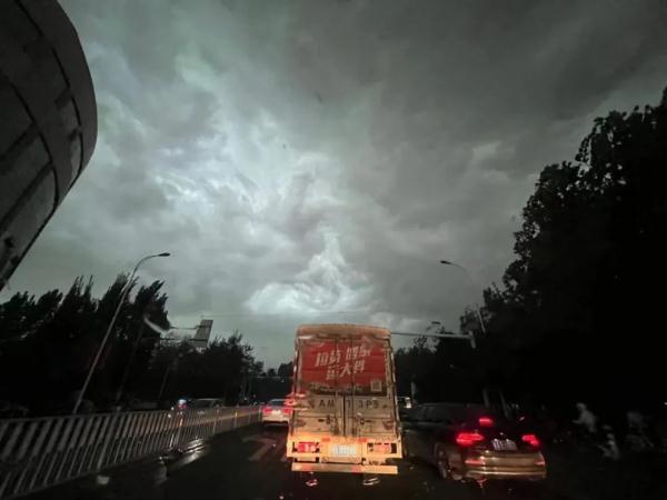 石家庄狂风大雨！河北冰雹+暴雨发货中→
