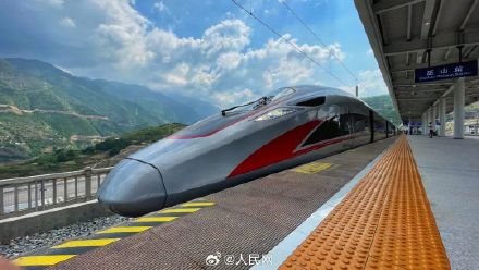 高铁如轻舟 已过万重山