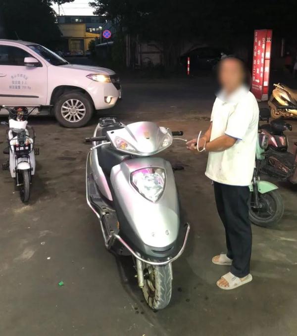 一定是特别的“缘分”!男子想给摩托车换锁,谁知道换锁师傅和ta关系不简单 一定是特别的“缘分”!男子想给摩托车换锁,谁知道换锁师傅和ta关系不简单