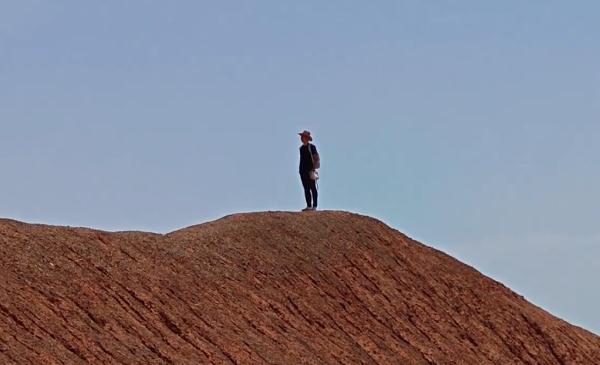 男子翻越护栏，踩踏丹霞地貌，景区：已报警！