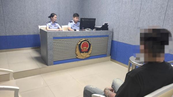 为博眼球烧“百元大钞”点烟？警方：抓你没商量